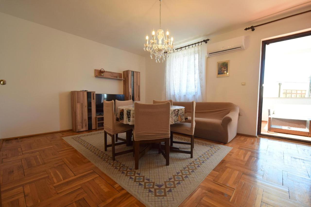 Apartments Petrovic Malinska Bagian luar foto
