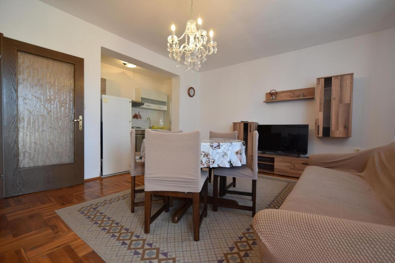 Apartments Petrovic Malinska Bagian luar foto