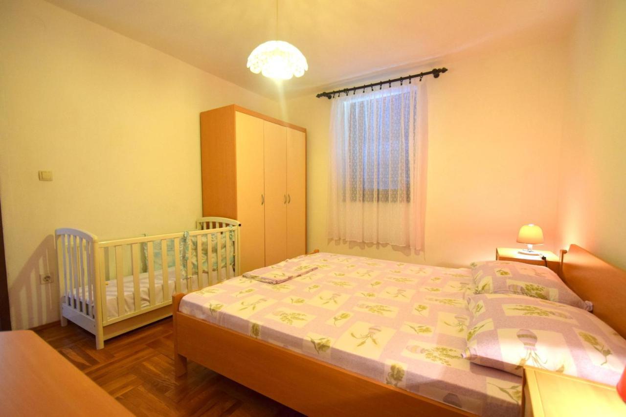 Apartments Petrovic Malinska Bagian luar foto