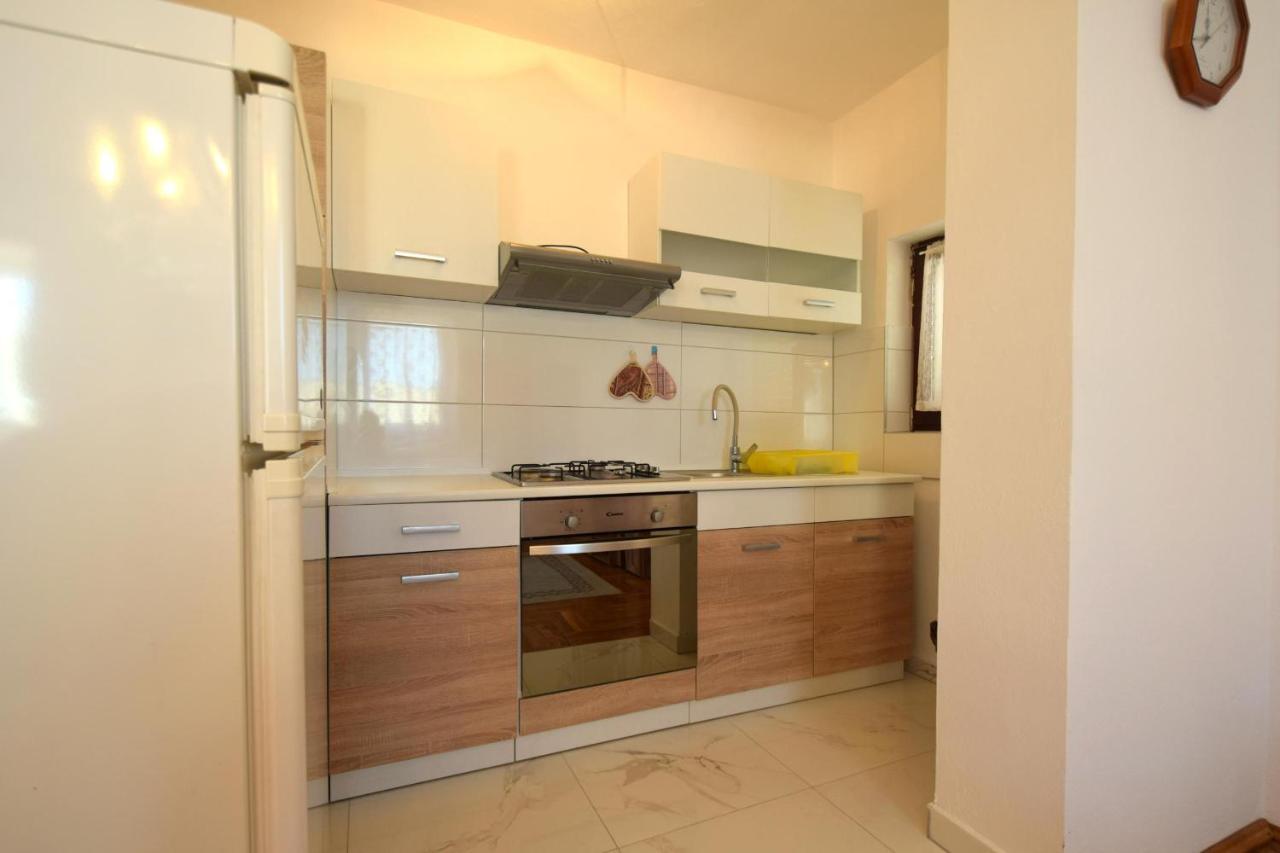 Apartments Petrovic Malinska Bagian luar foto